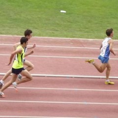 Roberto Ninivaggi, in maglia gialla, durante la volata finale