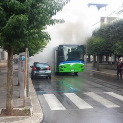 Autobus in fiamme in viale Martiri