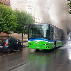 Autobus in fiamme in viale Martiri