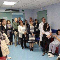 Carlo Centonze dona gli scatti d'amore al reparto di Neurologia dell'Ospedale "Perinei"