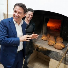 Giuseppe Conte in un forno