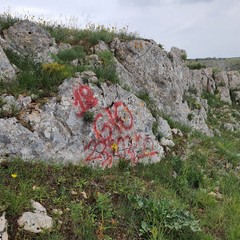 Rocce imbrattate prima della pulizia