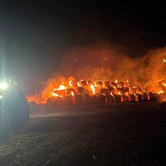 Incendio di rotoballe