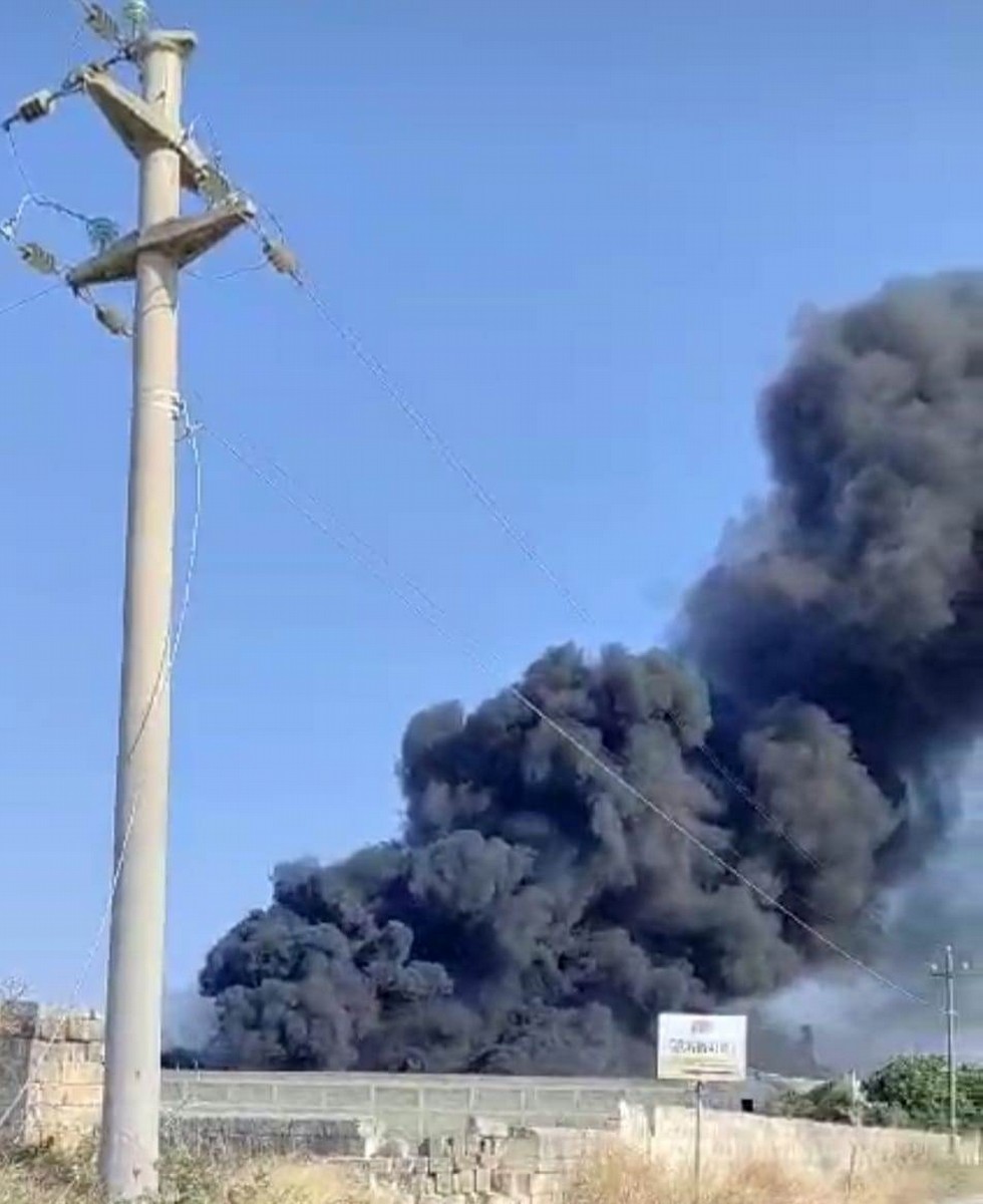 Maregrosso, incendio in una fabbrica: coltre di fumo visibile in tutto il  quartiere