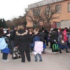 Protesta davanti alla scuola San Giovanni Bosco