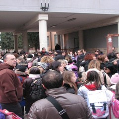 Protesta davanti alla scuola San Giovanni Bosco