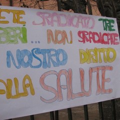 Protesta davanti alla scuola San Giovanni Bosco