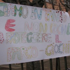 Protesta davanti alla scuola San Giovanni Bosco