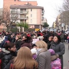 Protesta davanti alla scuola San Giovanni Bosco