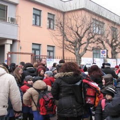 Protesta davanti alla scuola San Giovanni Bosco