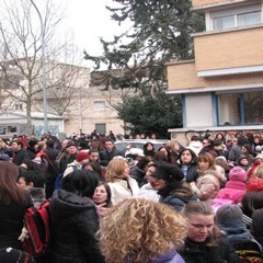 Protesta davanti alla scuola San Giovanni Bosco