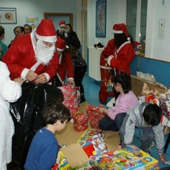 Teatro per il Sociale porta doni ai bambini di pediatria