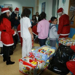 Teatro per il Sociale porta doni ai bambini di pediatria