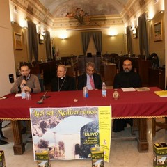 Comune e Archeoclub donano alla Chiesa "l'olio delle Mura Megalitiche"