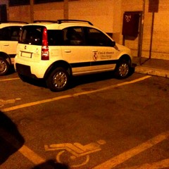 Auto in sosta nei parcheggi riservati ai diversamente abili