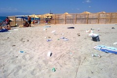Puglia: ora c'è di nuovo il divieto di usare oggetti di plastica in spiaggia