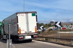 Camion fermi sulla statale 96 per protesta