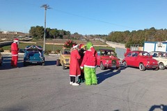 Babbo Natale arriva a bordo di auto d'epoca