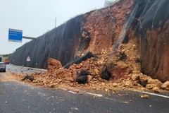 Dopo la frana, statale 96 riaperta su una corsia