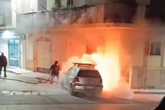 Auto in fiamme, spento incendio in via Quintino Sella