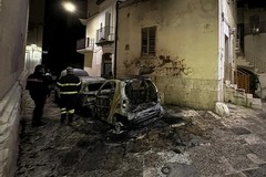 Incendio nella notte, due auto in fiamme