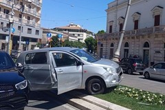 Auto contro lampione, due feriti