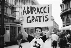 Domani qualcuno potrebbe abbracciarvi per strada