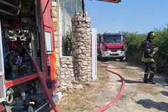Incendio in una villetta, due feriti