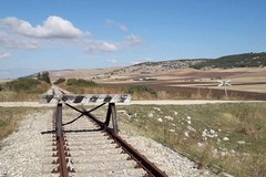 Sulla vecchia ferrovia un treno storico e turistico