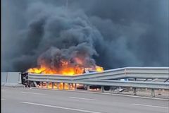 Auto in fiamme dopo un incidente sulla circonvallazione, salve le persone