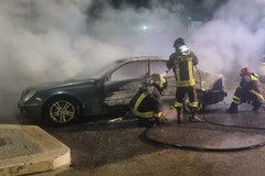 Auto in fiamme in via Santeramo