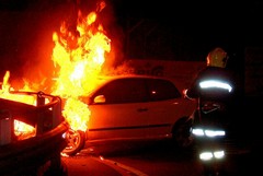 Furgone e auto in fiamme nella notte