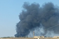 Incendio in una fabbrica a Gravina, intenso fumo nero