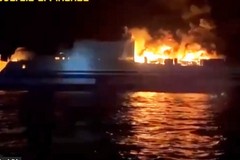 Incendio su un traghetto in navigazione verso Puglia