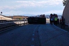 Furgone si ribalta su statale 96, tre feriti