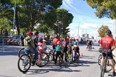 Una domenica in bici in piazza Stazione