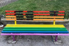 Villa comunale, imbrattata la panchina arcobaleno dedicata alle unioni civili