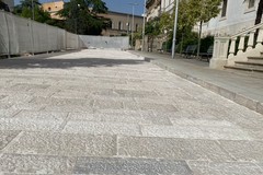 Piazza Zanardelli: tolto l'asfalto, ecco la nuova pavimentazione