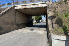 Camion urta ponte in via Pietro Colletta