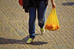 Chiarezza sulle regole per la commercializzazione dei sacchetti negli esercizi commerciali