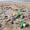 Puglia: rimandato il divieto di utilizzare plastica in spiaggia