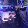 Furgone in fiamme si muove da solo e finisce contro auto