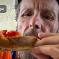 Jovanotti conquistato dalla bruschetta