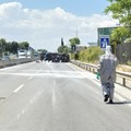 Si ribalta tir con solventi, chiuso un tratto su statale 96