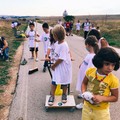 Un maestro e i suoi alunni ripuliscono le strade per festeggiare un compleanno