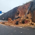 Dopo la frana, statale 96 riaperta su una corsia