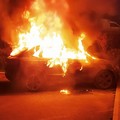 Fiamme nella notte, un'auto a fuoco