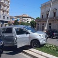 Auto contro lampione, due feriti