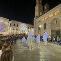 Luminarie accese e spettacoli di strada, iniziata la festa