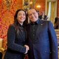 Insultata e minacciata dopo aver pubblicato foto con Berlusconi